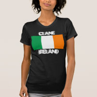 Clane, Irlanda con bandera irlandesa