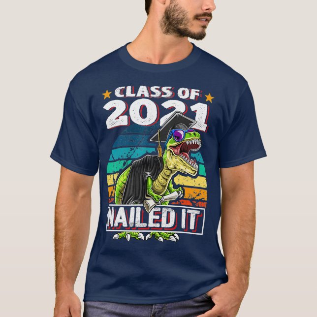 Camiseta Clase de 2021 T Rex Dinosaur Graduation Cap Gown (Anverso)