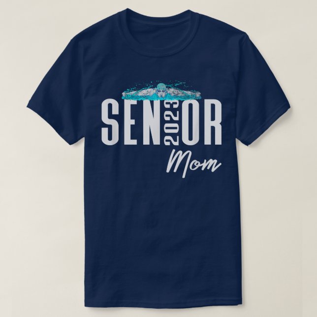 Camiseta Clase de 2023 Senior Mom Swim Team Swimmer Matchin (Diseño del anverso)