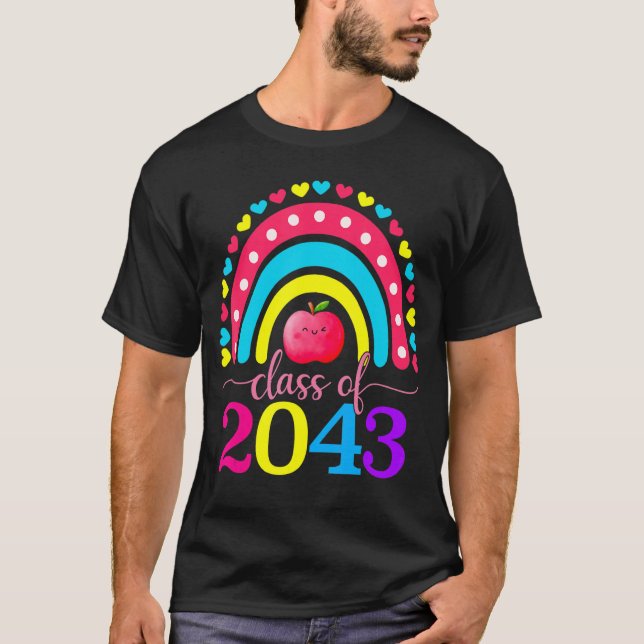 Camiseta Clase De 2043 Crecer Con Mí Graduación Primer Día  (Anverso)