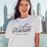 Camiseta Clase de guión moderno de grado de 2022<br><div class="desc">Moderna y elegante clase de graduados con nombres personalizados de camisetas de 2022. Un regalo perfecto para que el pasto celebre sus logros y se ponga orgullosamente. Nota: el color del texto puede cambiarse para que se ajuste a sus preferencias. Diseño de Moodthology.</div>