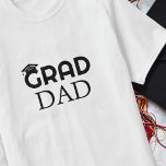 Camiseta Clase de Papá Grado<br><div class="desc">¡La camiseta perfecta para todos los orgullosos padres graduados de ahí afuera! Nuestra camiseta "Grad Dad" es una manera elegante y a la moda de mostrar tu apoyo a tu graduación de 2025. La camiseta muestra las palabras "Papá Noel" en negrita y llamativo texto, haciendo que sea fácil para todos...</div>