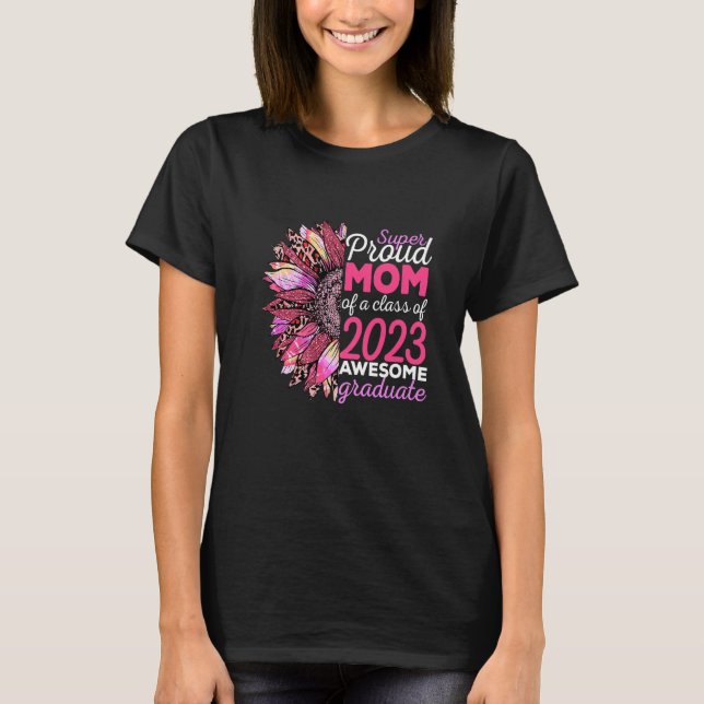Camiseta Clase Senior Mom de 2023 Graduada El Año Pasado De (Anverso)