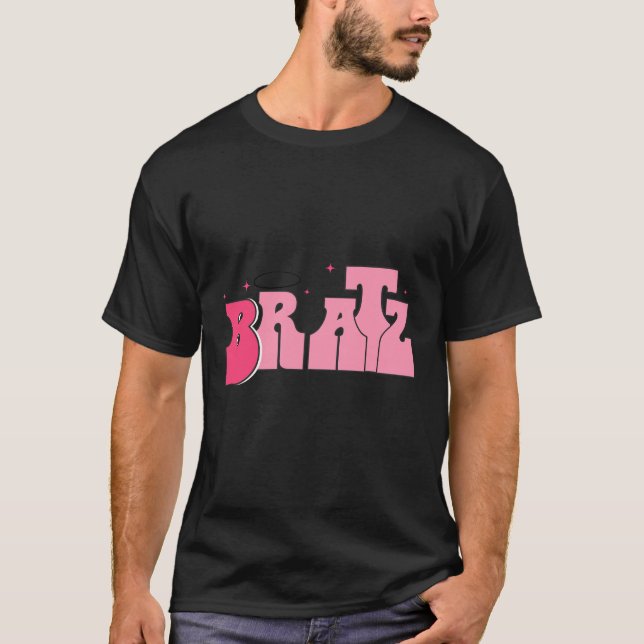 Camiseta clásica con Bratz rosa escrito en ella. (Anverso)