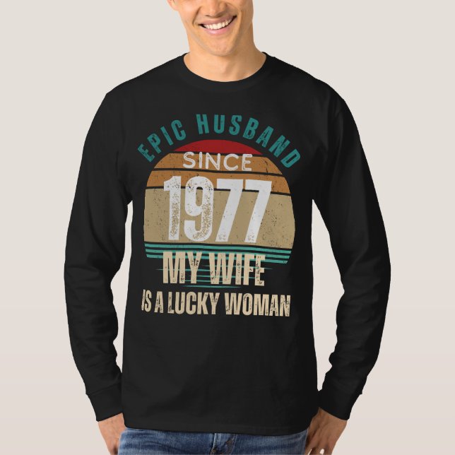 Camiseta Clásico 77 Epic Hubby Tee: Esposas Afortunadas Org (Anverso)