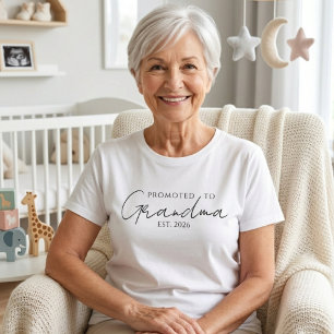 Camiseta Clásico Ascendido a Abuela EST Año Script