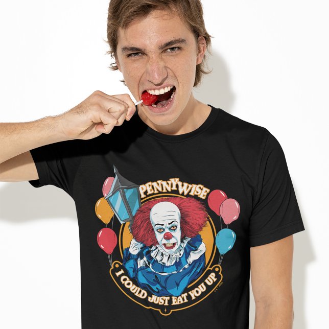 Camiseta Clásico De Pennywise - Podría Comerte. (Person wearing t-shirt)