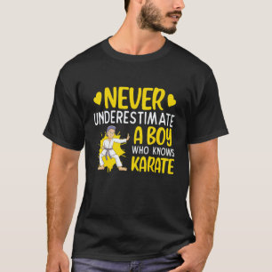 Camiseta Clásico Nunca Subestimes A Un Chico Que Sabe Karat