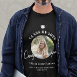 Camiseta Class of 2026 photo congrats the grad graduation<br><div class="desc">Class of 2026 simple modern "congrats the grad" script black and white graduate photo personalized t-shirt.          Personalize it with your picture,  name,  school name,  and graduation year!</div>