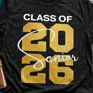 Camiseta Class of 2026 Senior Graduation Gold Script Bold
