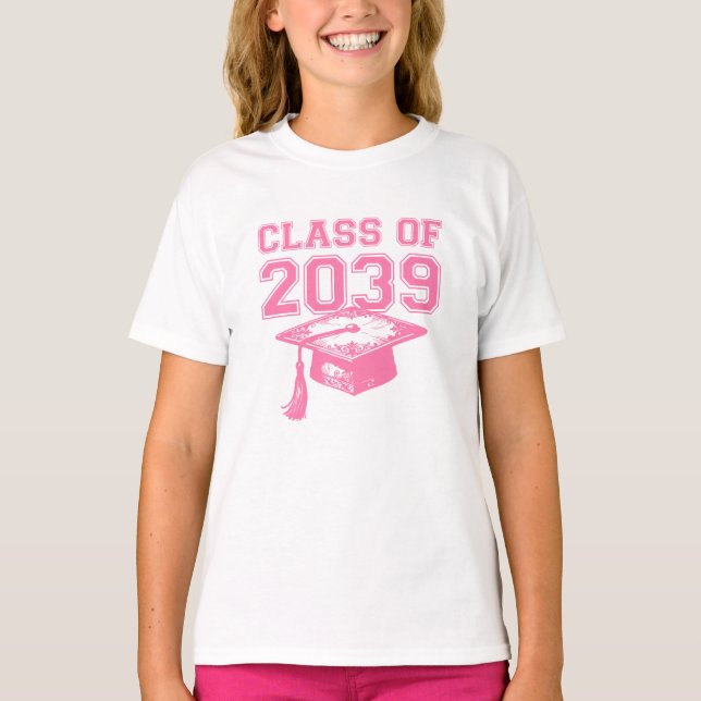 Camiseta Class of 2039 Ornate Pink Graduation Cap Design (Anverso)