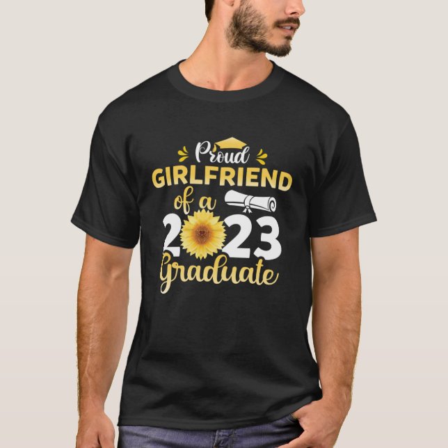 Camiseta Class Of 23 Graduate Sunflower Proud Girlfriend Of (Anverso)
