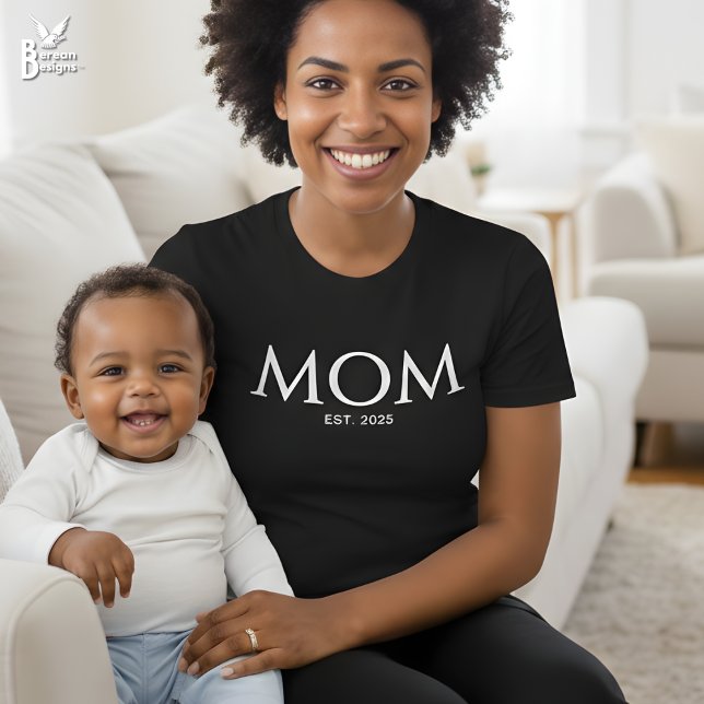 Camiseta Classic White Caps Mom Established T-Shirt (Mom Established black T-shirt with classic white typography. Ideal mom gif for Mother's Day.)