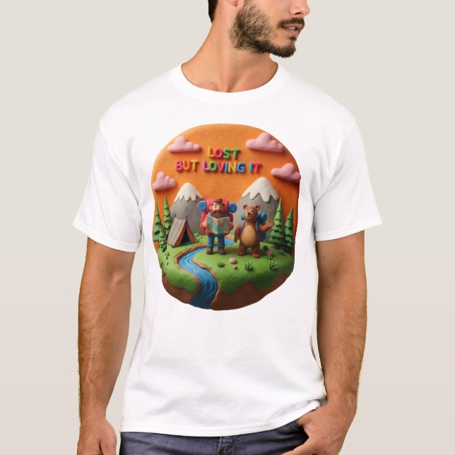 Camiseta Clay Art “Lost but Loving It” Camping Scene (Anverso)