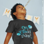 Camiseta Cloud Nine Boy Birday Party<br><div class="desc">¡Camiseta para la fiesta de cumpleaños 9 de tu hijo! Ilustracion acuarela de cielo azul con nubes y estrellas. El texto dice "sobre la nube nueve".</div>