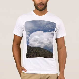 Camiseta Cloudy Sky Over Rolling Hills With Forested Slope 