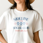 Camiseta Club Social Basal de Béisbol con nombre de liga<br><div class="desc">Prepárate para presumir del orgullo de tu madre de béisbol con nuestra camiseta de fans del béisbol : un elegante tipo de letra que dice "SIDELINE SOCIAL CLUB" y tres sillas de campo, béisbol y estrellas. Hemos dejado un espacio especial sólo para el nombre de su equipo, permitiéndole personalizar este...</div>