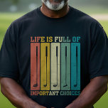Camiseta Clubes de golf - La vida está llena de importantes<br><div class="desc">¿Buscando los perfectos "regalos para papá en la ley" o esos engañosos "regalos para papá que no quieren nada"? ¡Esta elegante e ingeniosa camiseta es tu respuesta! Con un diseño retro de clubs de golf y un mensaje lúdico, "La vida está llena de opciones importantes", es un agujero en uno...</div>