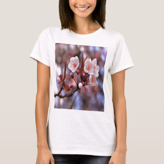 Camiseta Clúster con flores de cerezo con rosa y azul