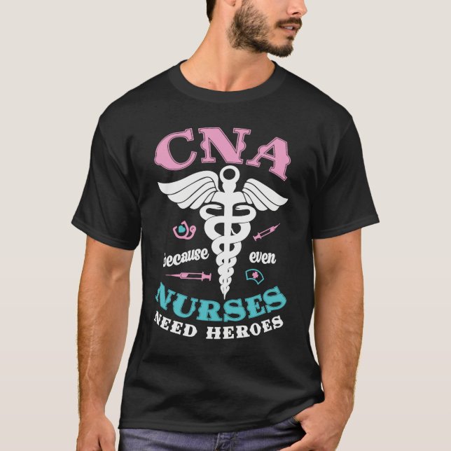 Camiseta CNA Because Even Nurses Need Heroes Too Nursing As (Anverso)