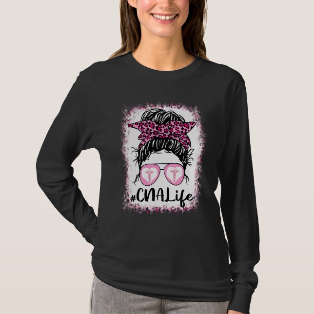 Camiseta Cna Life Messy Bun Leopardo Rosa Bleached Nurse's  (Anverso)