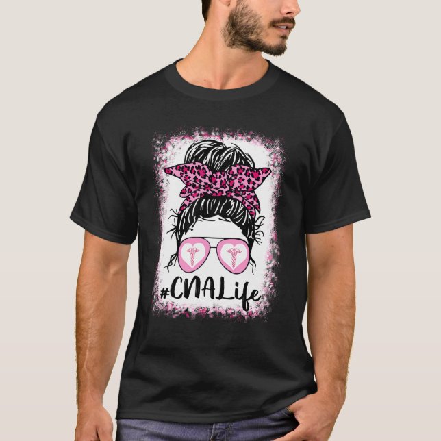 Camiseta Cna Life Messy Bun Leopardo Rosa Bleached Nurse's  (Anverso)