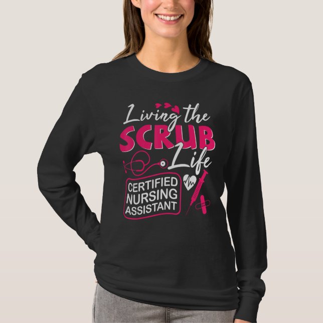 Camiseta CNA Living The Scrubs Life Certified Nursing Assis (Anverso)