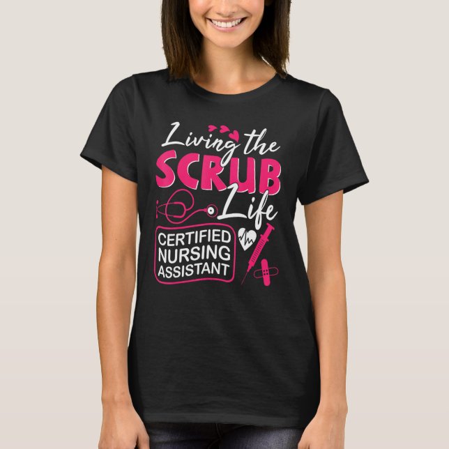 Camiseta CNA Living The Scrubs Life Certified Nursing Assis (Anverso)