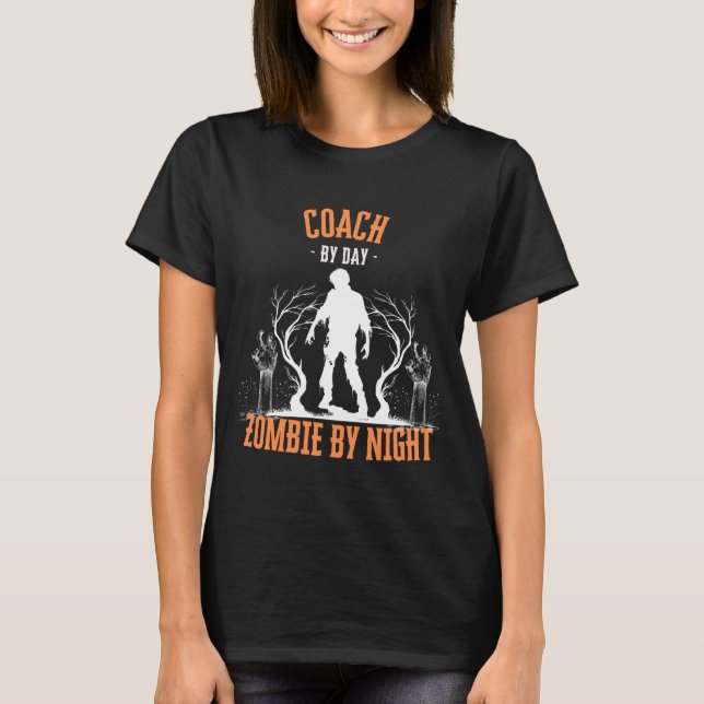 Camiseta Coach by Day Zombie by Night Funny Halloween Creep (Anverso)
