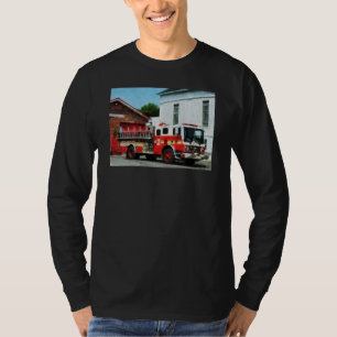 Camiseta Coche de bomberos delante del parque de bomberos