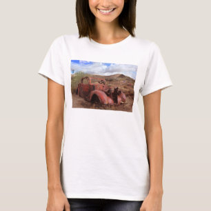 Camiseta Coche viejo que aherrumbra en paisaje del desierto