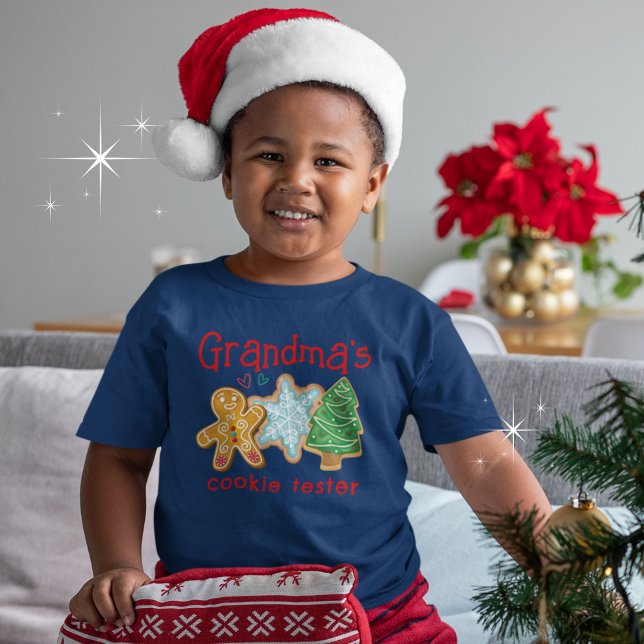 Camiseta Cocina de Navidades divertidos de la abuela Cookie (Available in multiple types of apparel, colors and sizes. )
