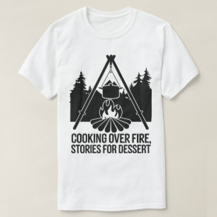 Camiseta Cocina rústica de fuego bajo la noche de la selva 
