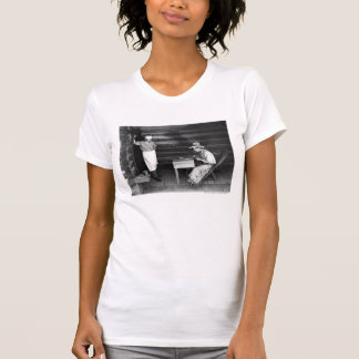 Camiseta Cocinero que mira a un vaquero jugar a tarjetas