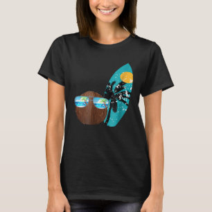 Camiseta Coco y tabla de surf en playa de verano
