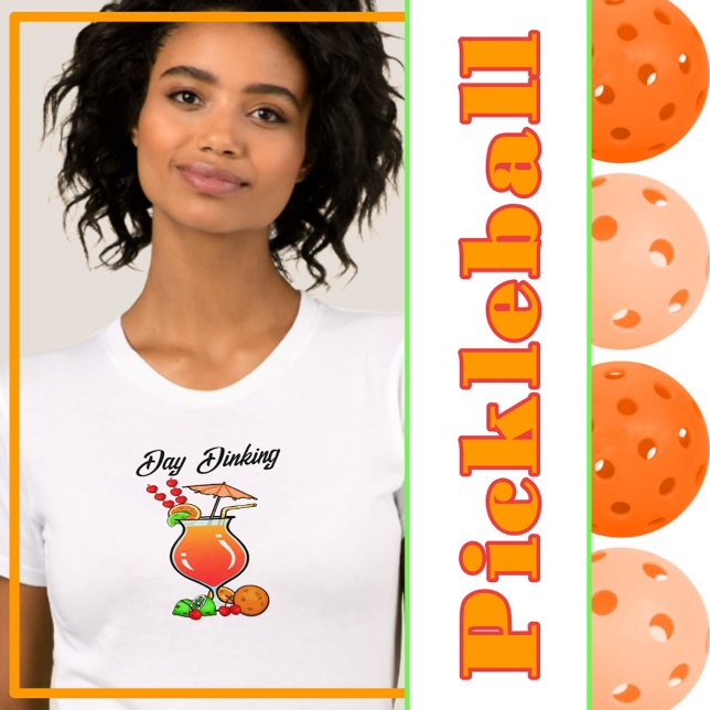 Camiseta Cóctel Dinking Tropical Huracán del Día de Pickleb (Pickleball dinking orange hurricane cocktail with pickleball fruits)