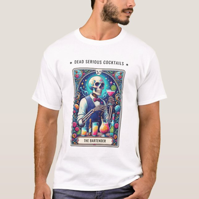 Camiseta Cócteles Dead Serious Tarot Bartender Esqueleto (Anverso)
