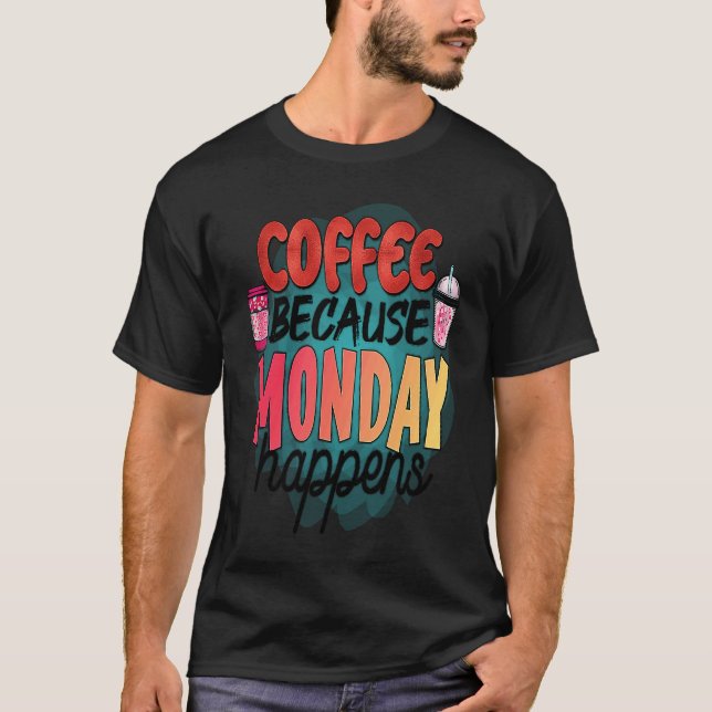 Camiseta Coffee Because Monday Happens  Caffeine Drinker  M (Anverso)