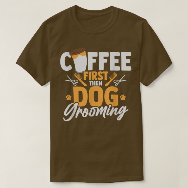 Camiseta Coffee First Then Dog Grooming Pet Groomer Caffein (Diseño del anverso)