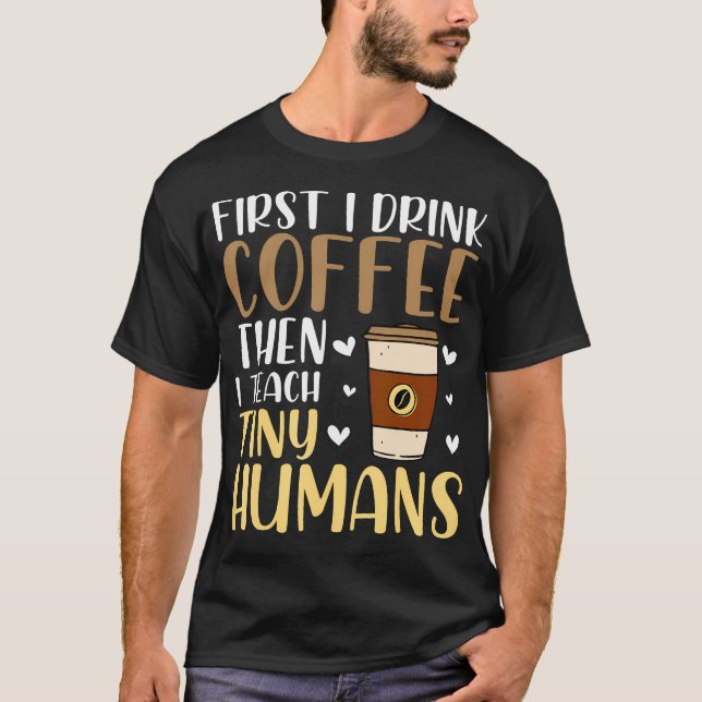 Camiseta Coffee First Then Teach Tiny Humans Funny Daycare  (Anverso)