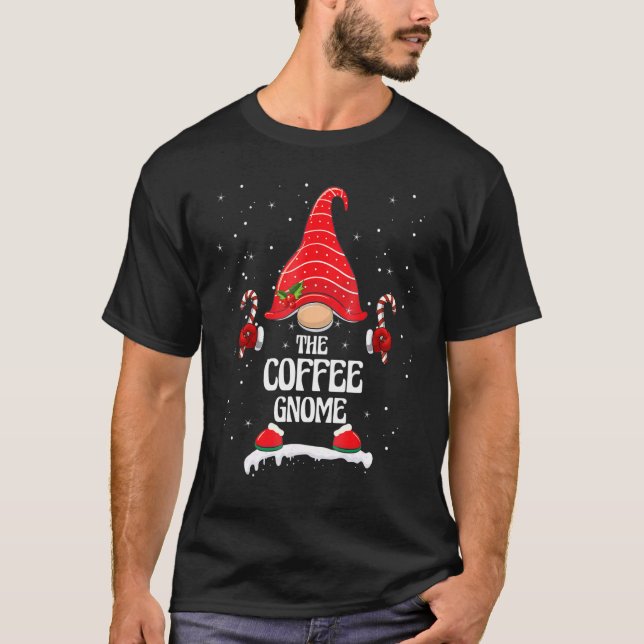 Camiseta Coffee Gnome Buffalo Plaid Mateo Familia Christine (Anverso)