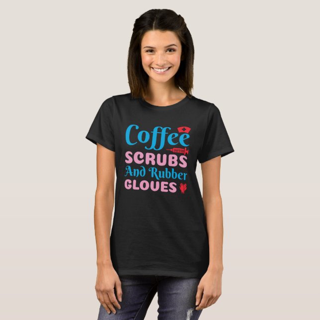 Camiseta Coffee Scrubs Y Guantes De Goma Enfermera CNA Life (Anverso completo)