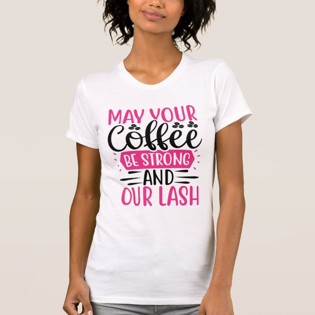 Camiseta Coffee Strong & Lashes Long – Bold Makeup Quote (Anverso)