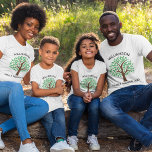 Camiseta Coincidencia de Personalizados de corte de árbol d<br><div class="desc">Personalizar estas lindas camisetas de árbol para tu próxima reunión familiar. Personaliza con el apellido de tu familia sobre las hojas verdes con el evento y el año bajo el dibujo de la naturaleza.</div>