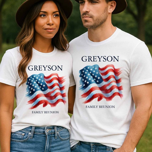 Camiseta Coincidencia familiar personalizada del 4 de julio (A couple wearing matching American flag patriotic family reunion t shirts.)
