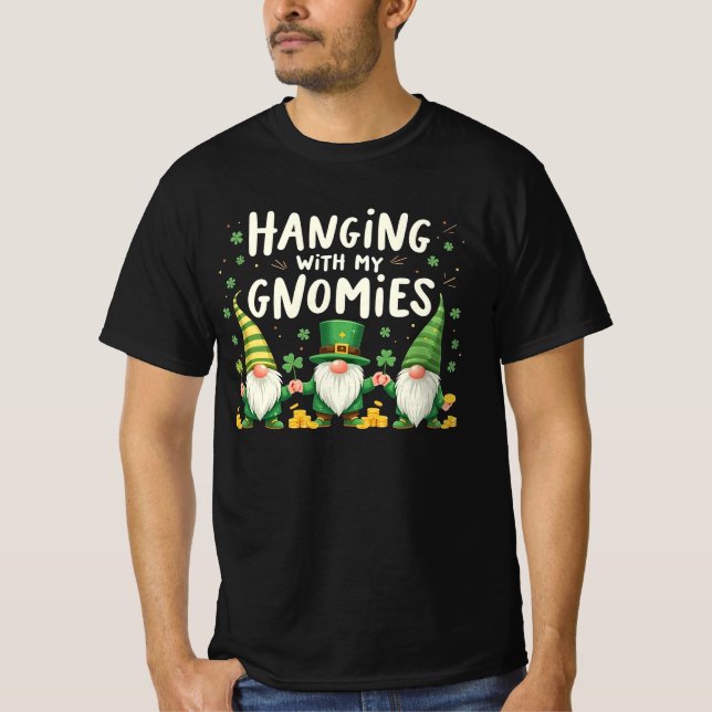 Camiseta colgando con gnomies el divertido día de los patri (Anverso)