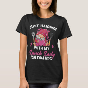 Camiseta Colgando Con Mi Cafetería De Lunch Lady Gnomies