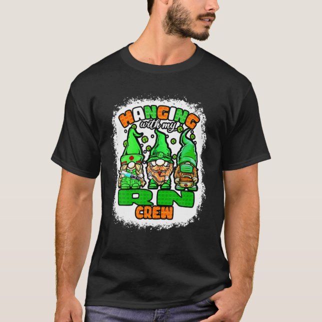 Camiseta Colgando Con Mi Enfermera De RN Gnome Patrick Blea (Anverso)