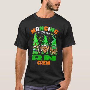 Camiseta Colgando Con Mi Enfermera De RN Gnome St Patricks