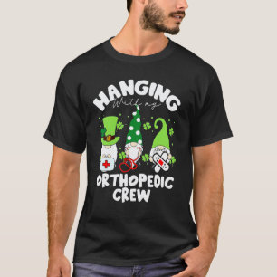 Camiseta Colgando Con Mi Enfermera Gnome Ortopédica St Pat